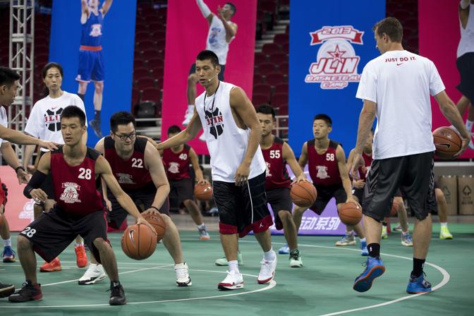 Lin a Pechino sta intrattenendo decine e decine di ragazzini cinesi appassionati di basket nel suo camp esclusivo. Dopo l'esplosione coi Knicks dello scorso febbraio, Lin  diventato uno dei giocatori Nba pi amati in Asia, grazie soprattutto alle sue origini taiwanesi, oltrech per la sua abilit sul parquet. Ap